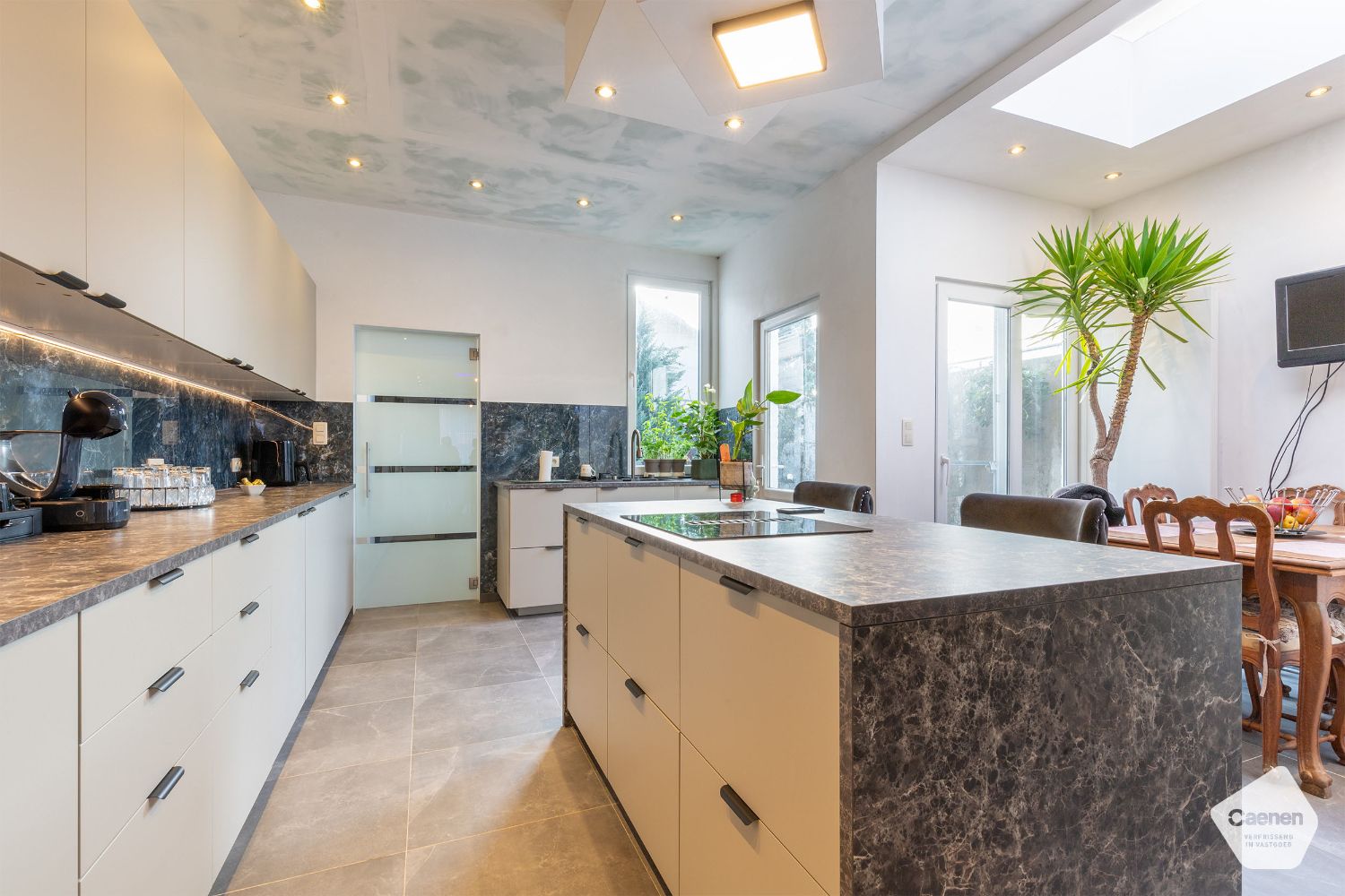 Ruime en instapklare woning met 4 slaapkamers en 3 badkamers met privé-tuin en werkplaats foto 2