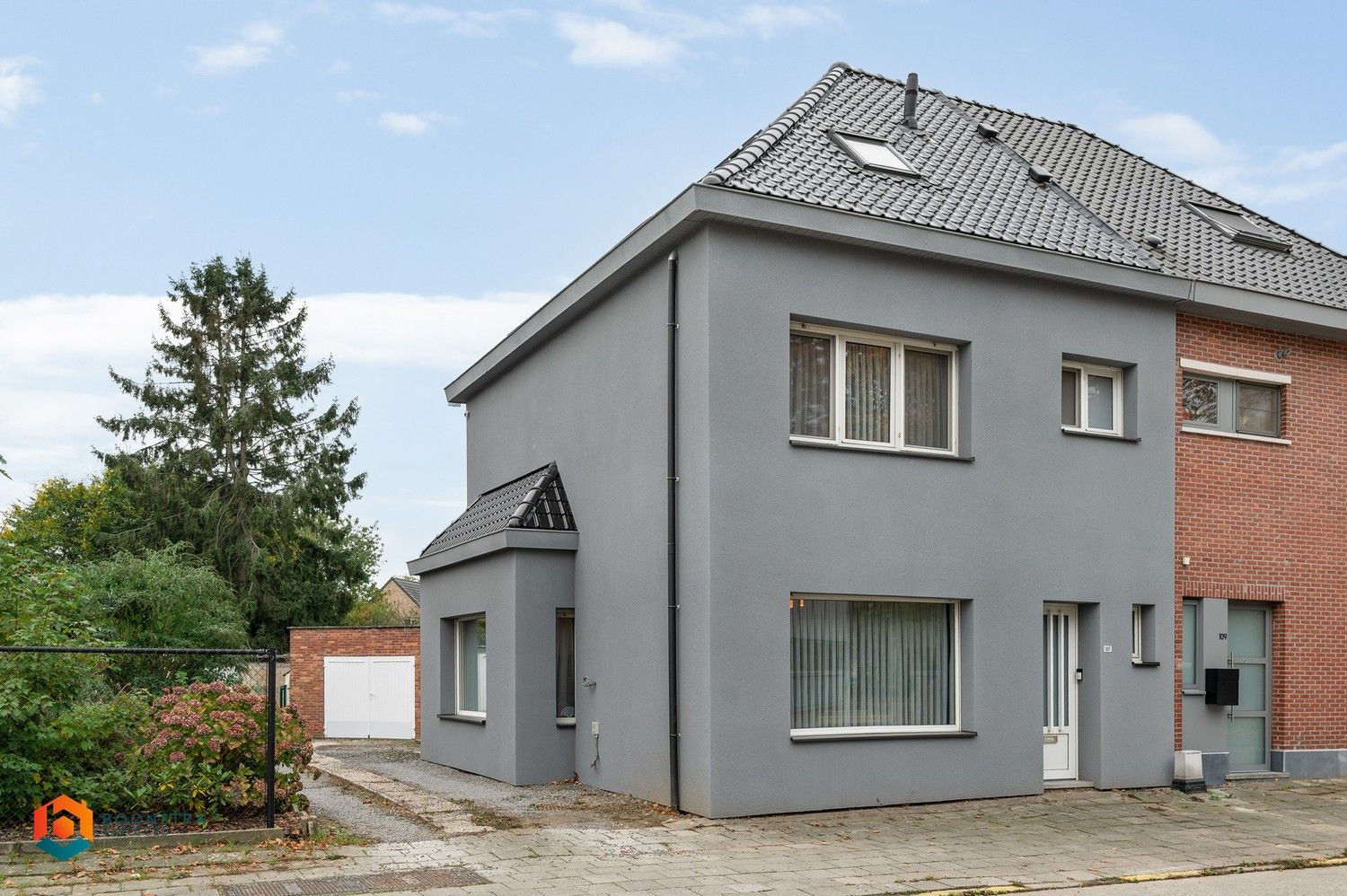 Instapklare woning met 3 slpkrs, garages en tuin te Weerde foto {{pictureIndex}}