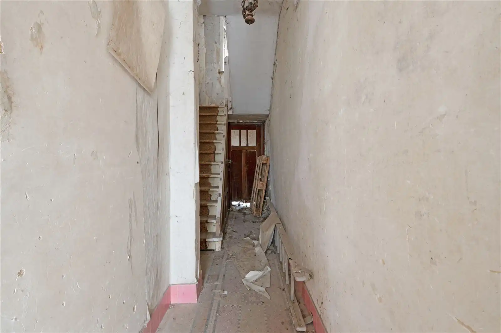 Te renoveren (of afbraak) 3 gevelwoning met tuin op 5are10 foto 4