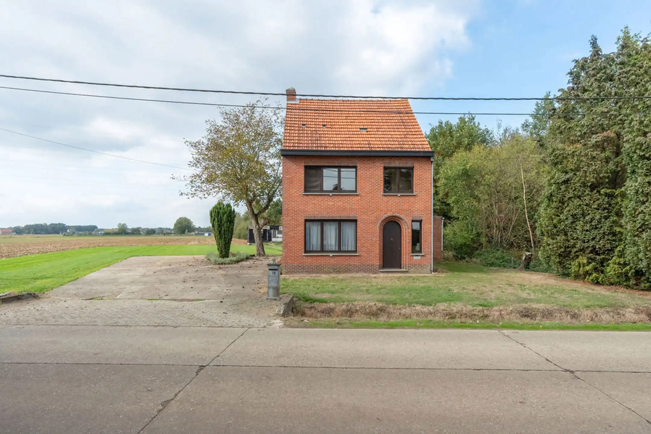Hoofdfoto van de publicatie: Te renoveren woning op een mooi en gunstig gelegen perceel van in totaal 6.449 m².