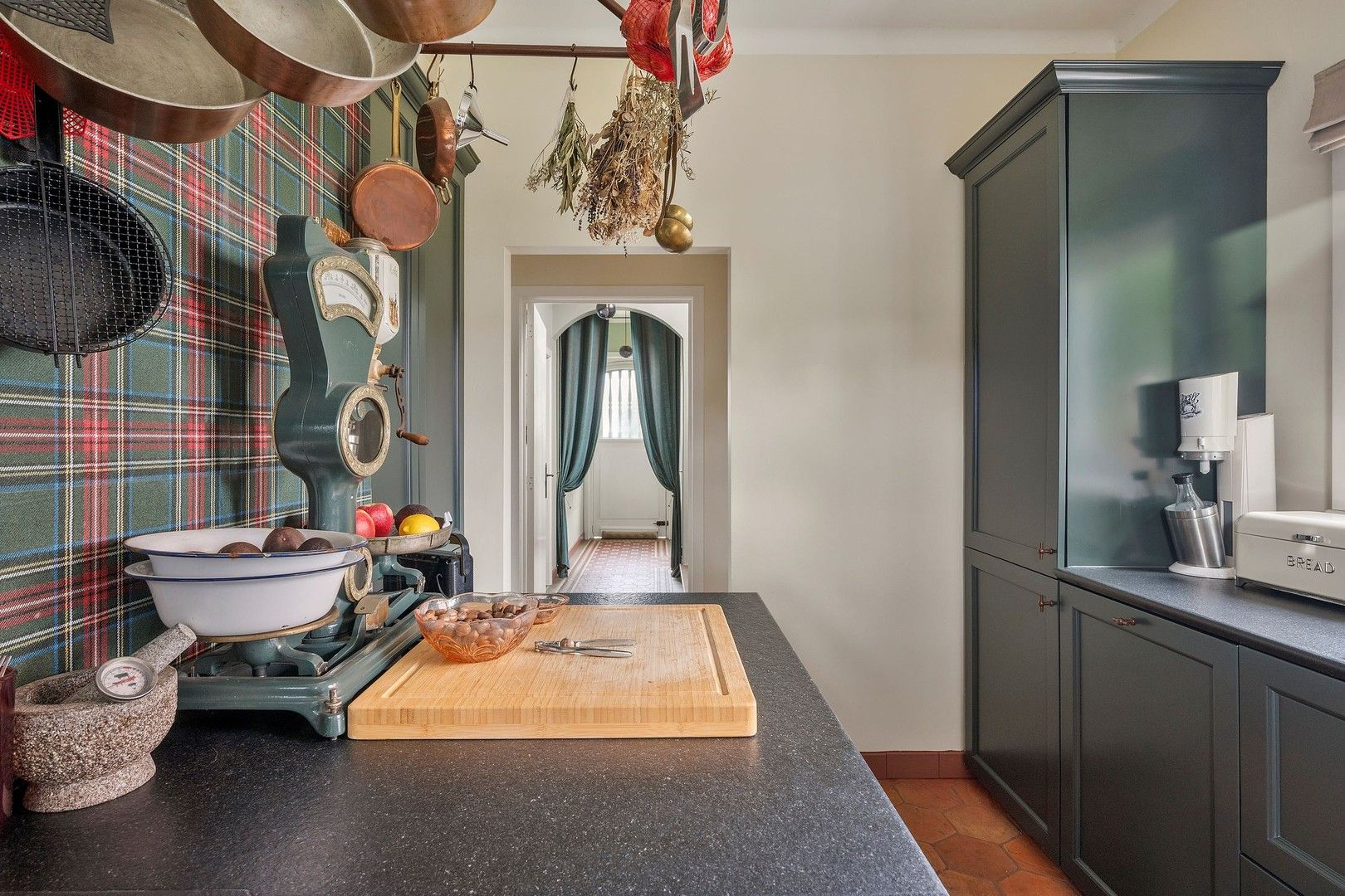 Prachtige karaktervolle, halfopen, robuuste én energiezuinige bel-étage van de jaren '50 met 4 slaapkamers, garage, kelderverdieping en paradijselijke tuin. foto 12