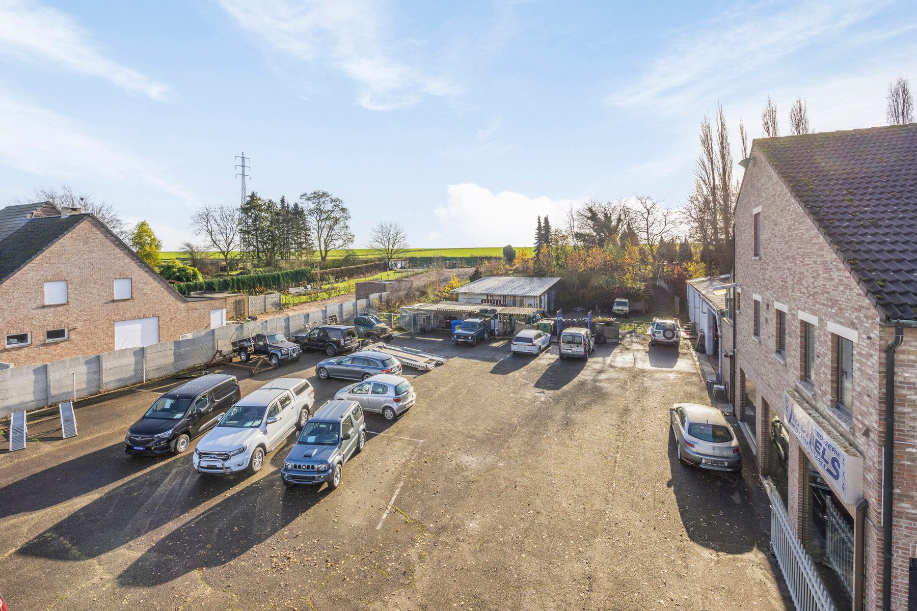 Handelspand met appartement woonst, toonzaal/showroom, atelier/loods en bouwgrond foto 2