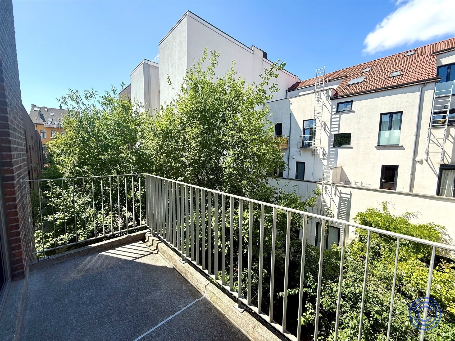 Instapklaar 2-slpk appartement met terras in groene stadsomgeving! foto 3