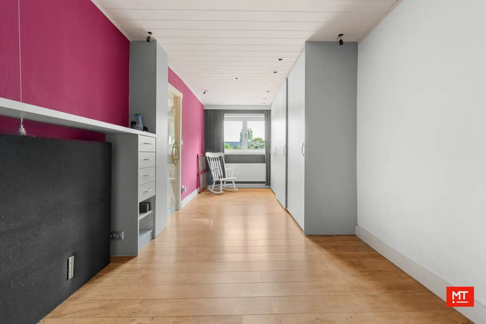 Bijzonder ruime woning met opslagruimte, dubbele garage en uitweg in centrum Langemark foto 9