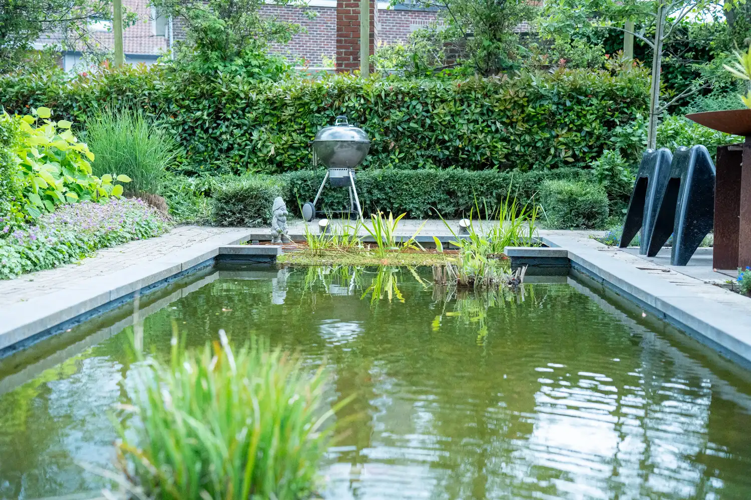 Een zonovergoten woning met aangelegde tuin en vijver, met instelprijs. foto 26