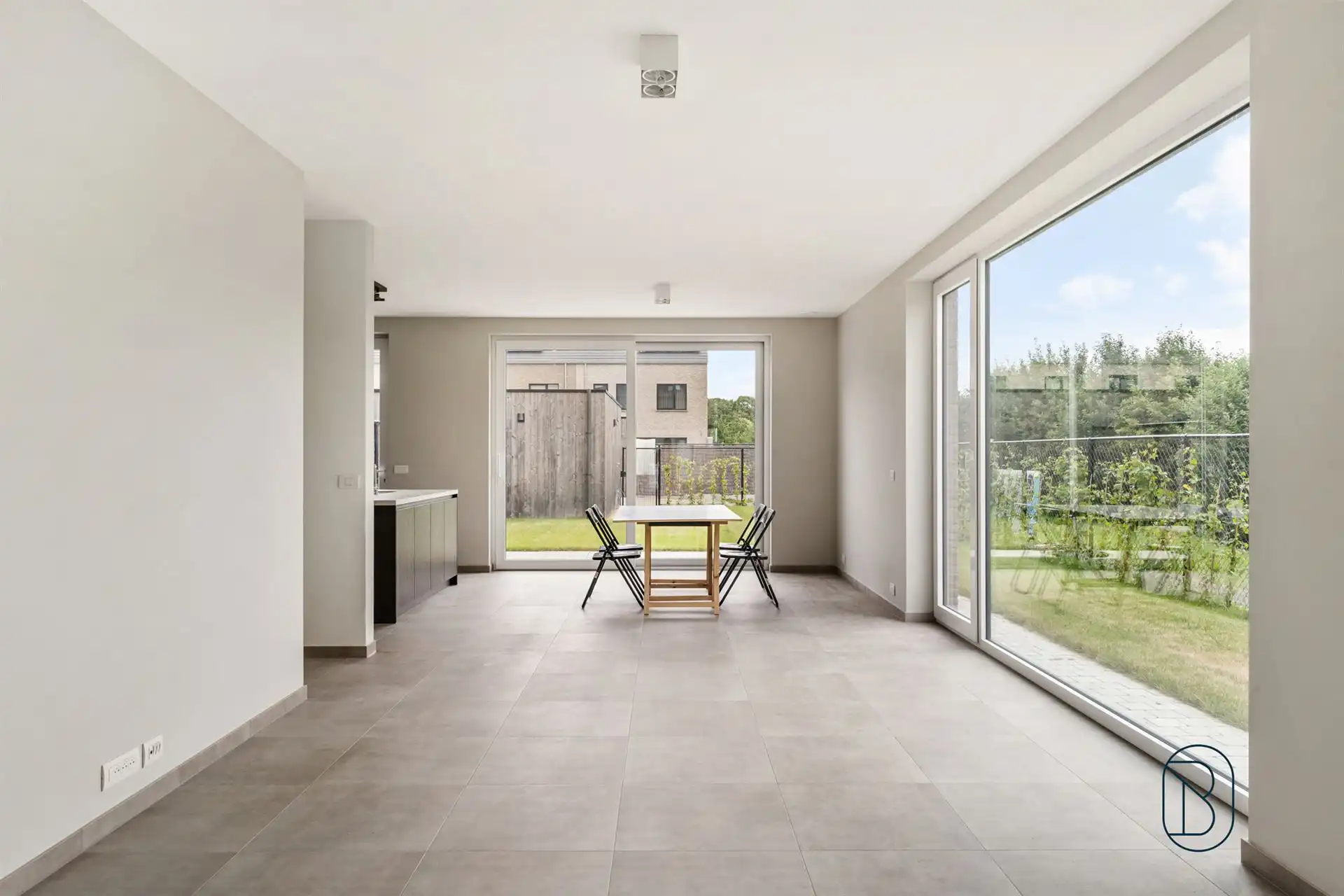 Recente halfopen bebouwing met 4 slaapkamers, tuin en garage foto 9