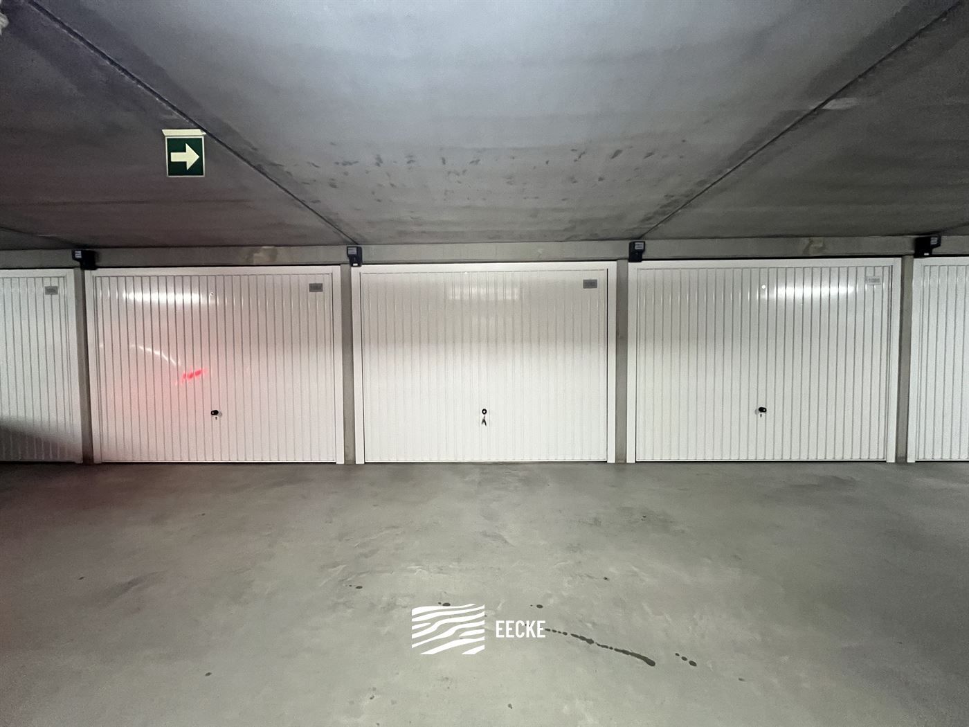 Parking/garage foto {{pictureIndex}}