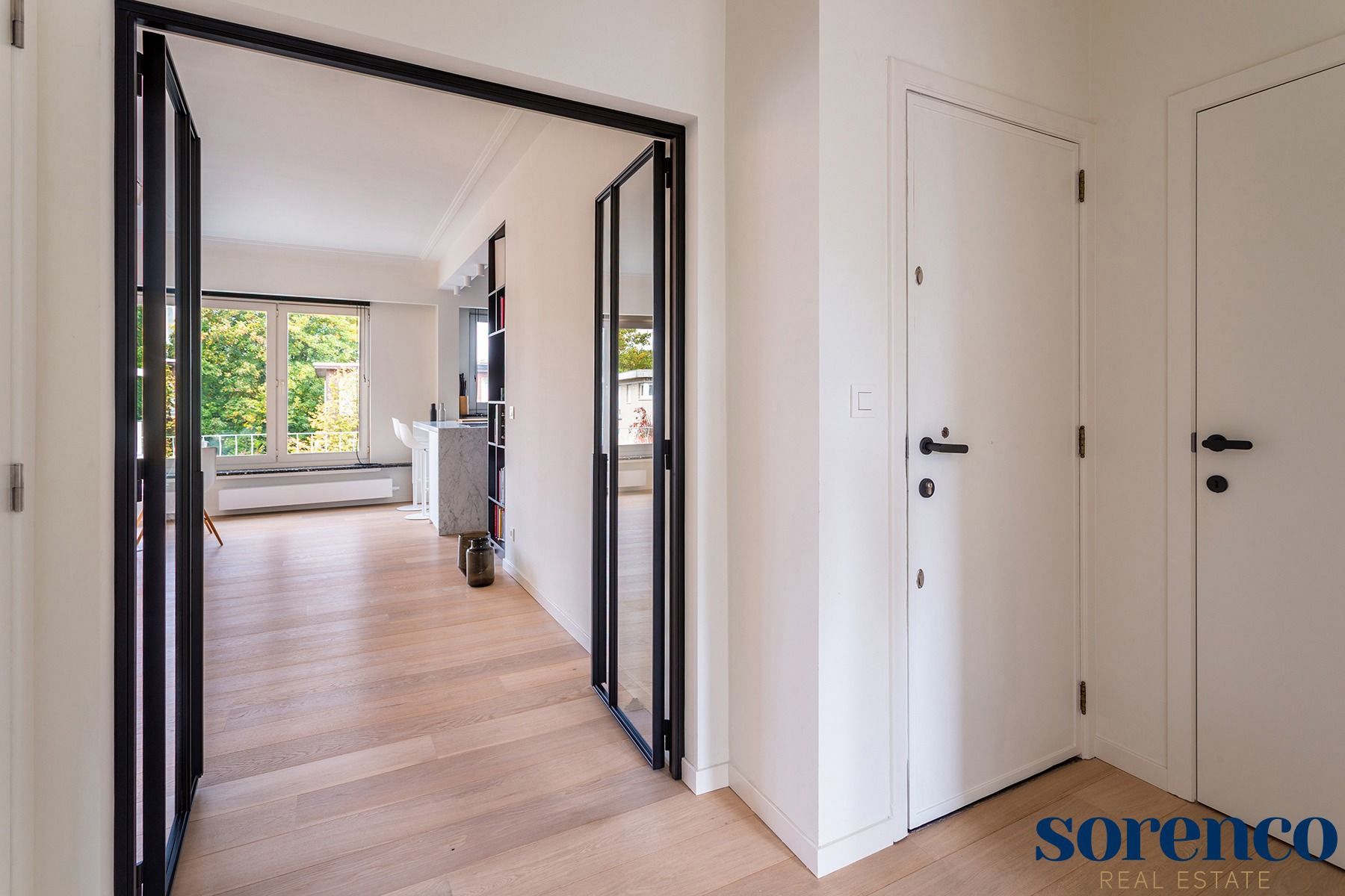 Wilrijk - Gerenoveerd en lichtrijk hoekapp.+ terras. foto 12