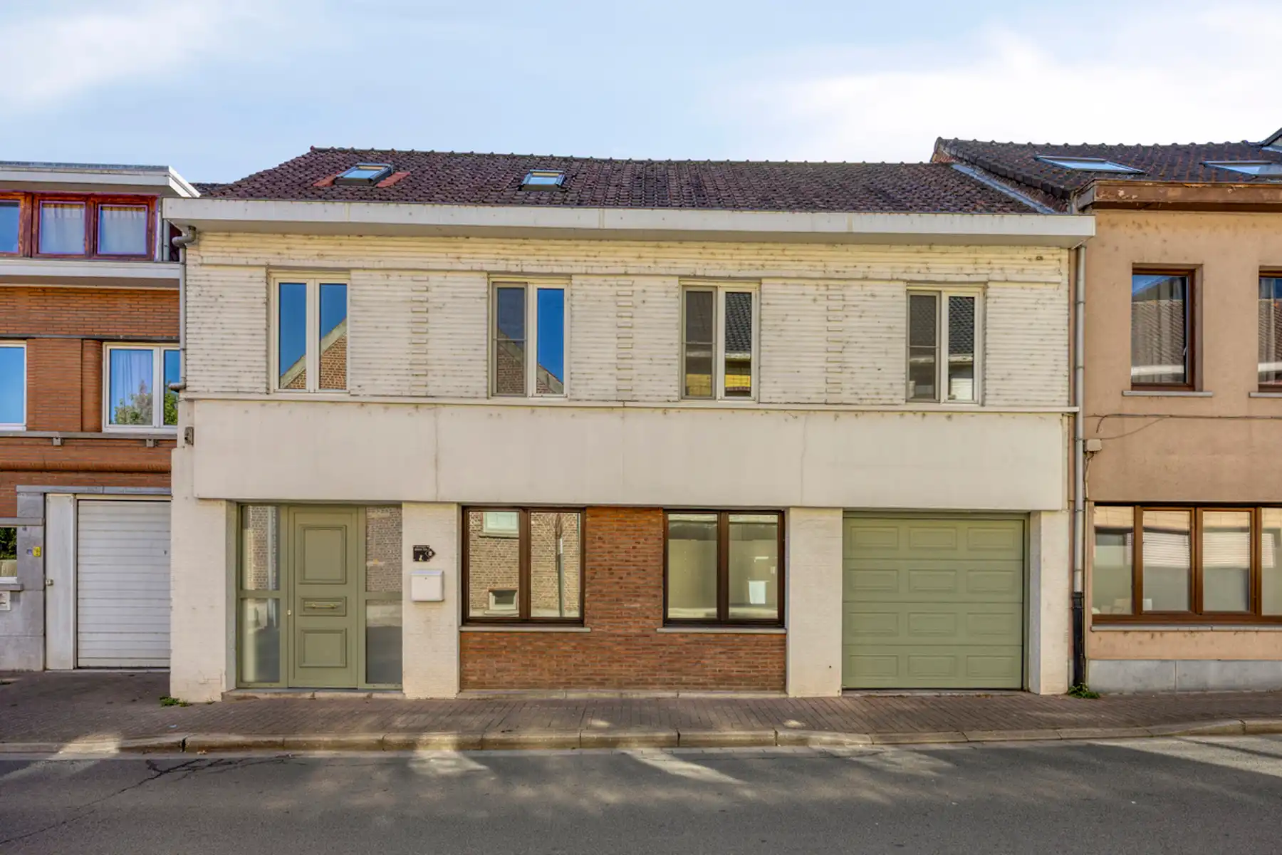 Ruime gerenoveerde centrumwoning met garage foto 2