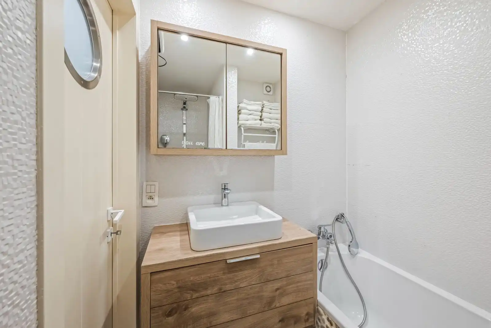 Modern en gezellig appartement met 1 slpk én terras achteraan pal aan het strand ! foto 9