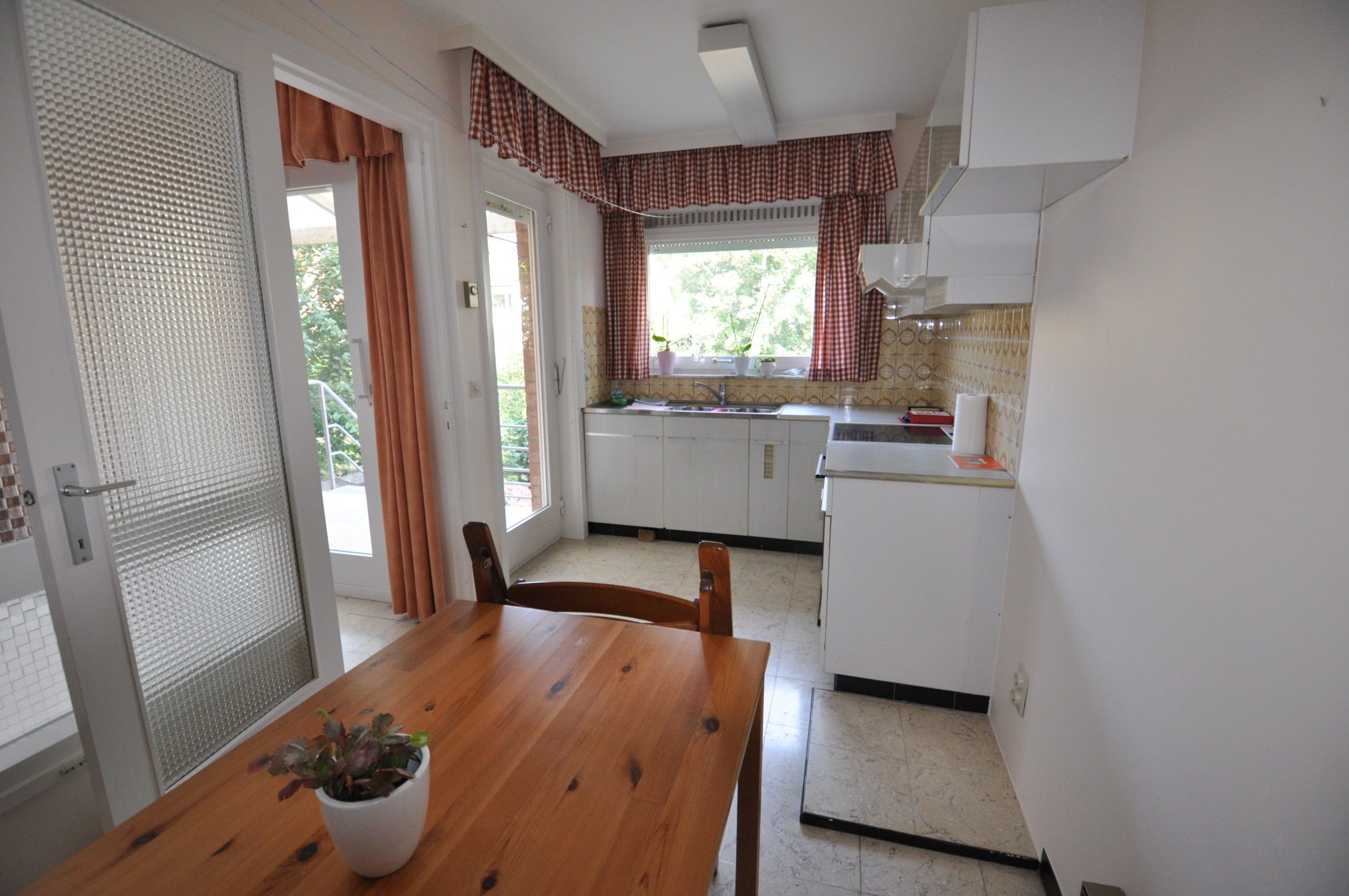 Ruime woning met veel potentieel en grote tuin ! foto 8