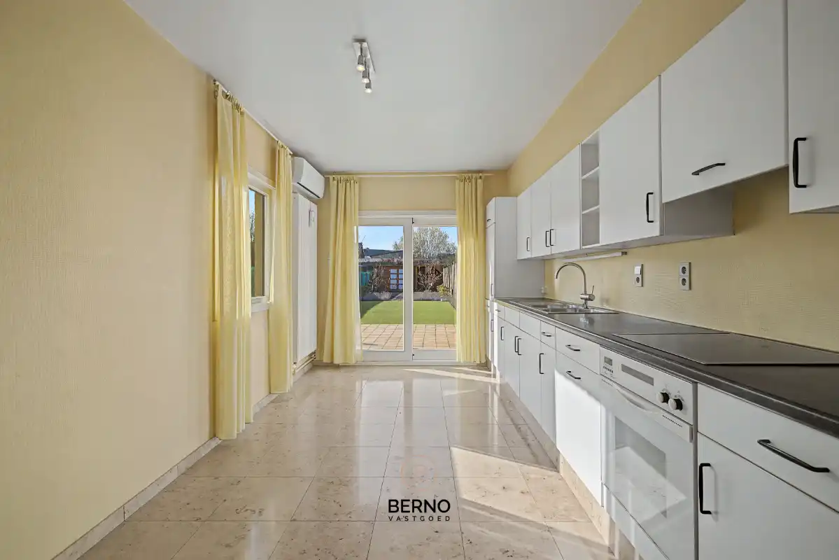 Rijwoning met ruime garage en zongerichte tuin. foto 4