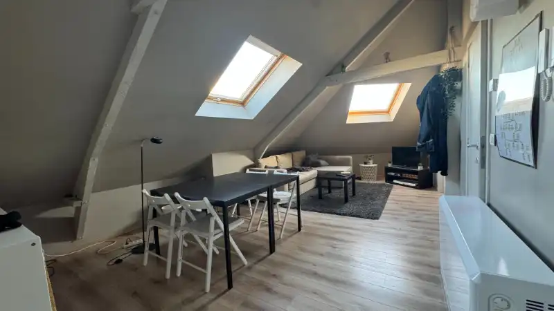 Karaktervol appartement op top-locatie aan het Sint-Pietersstation foto {{pictureIndex}}