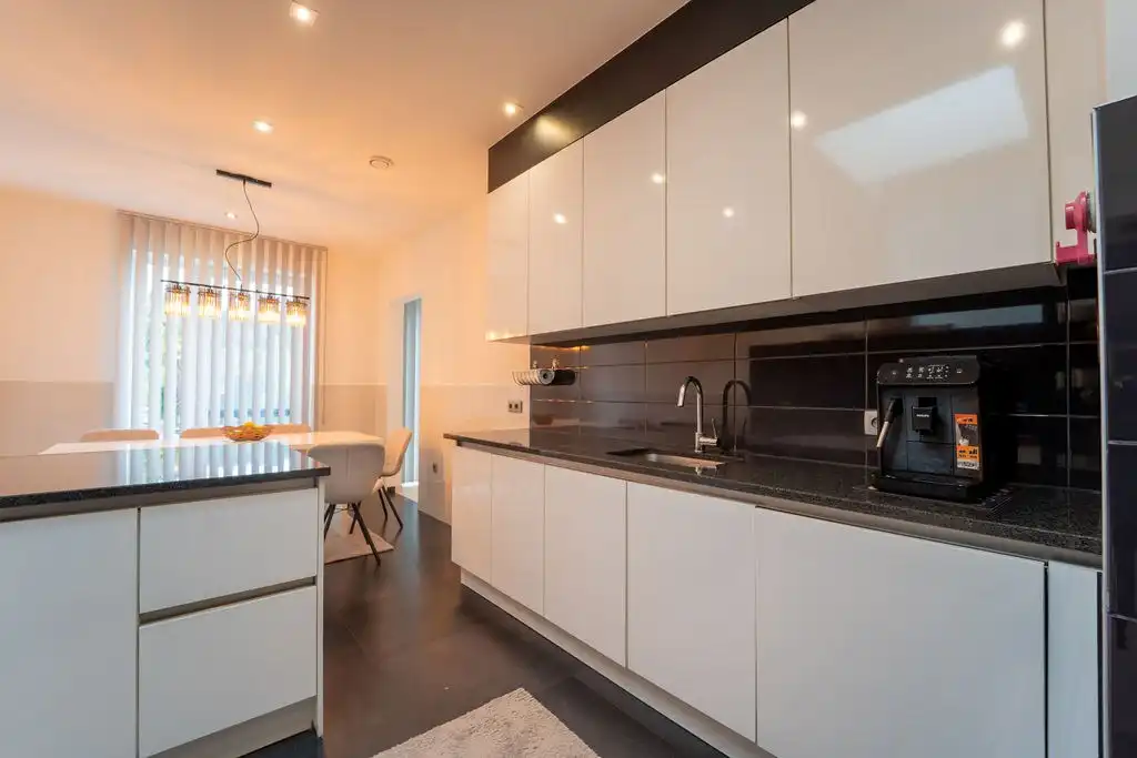 RUIM HANDELSHUIS MET WOONST TE SPALBEEK (HASSELT) foto 6