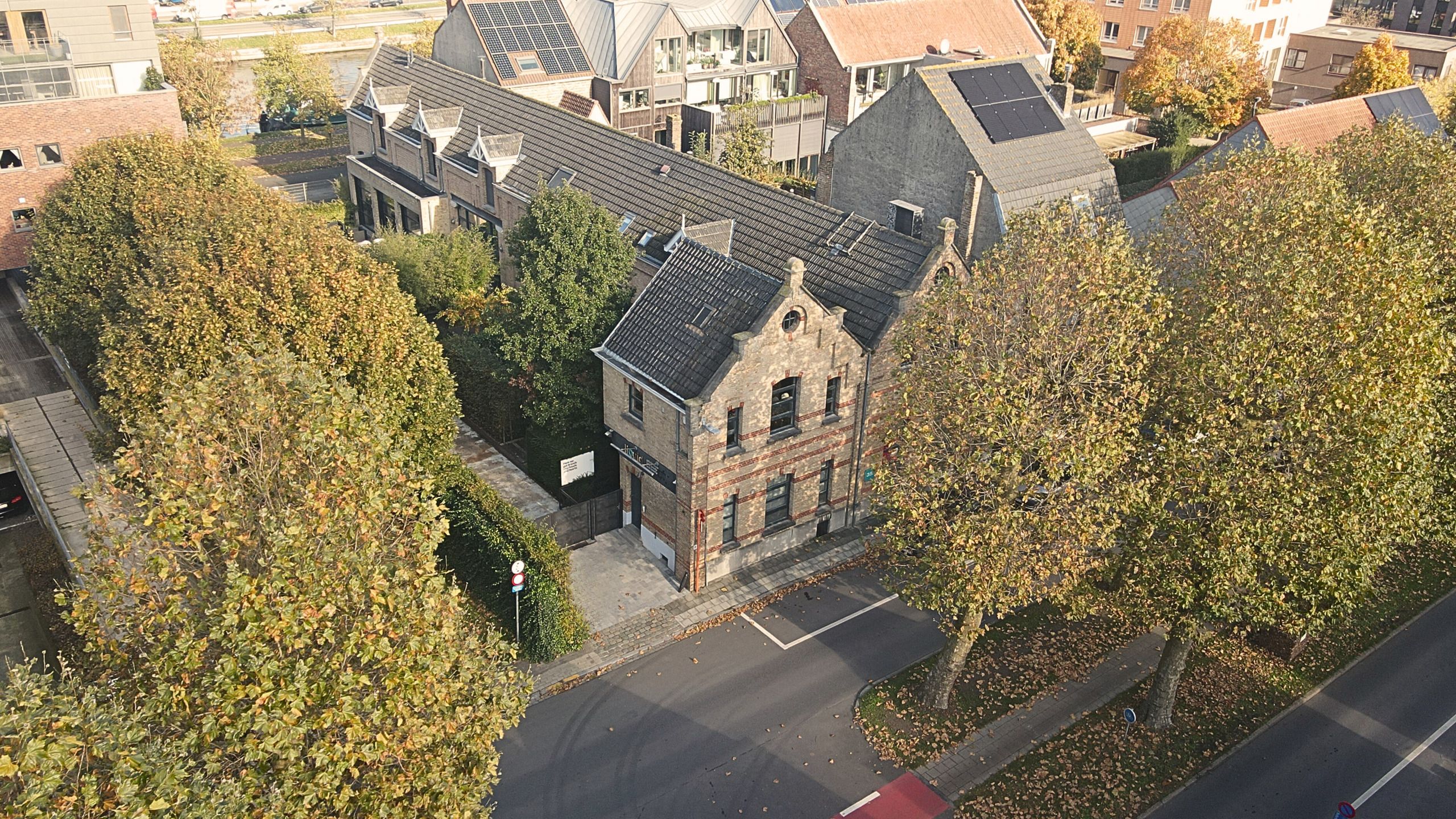 Authentiek en karakteristiek kantoorgebouw met parking op centrale ligging foto 16