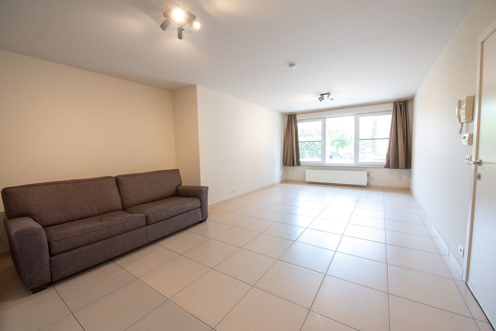 Centraal gelegen, gelijkvloers appartement met 1 slaapkamer en garage. foto 5