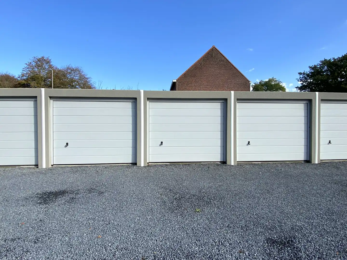 GARAGE GELEGEN IN DE DORPSKERN MEULEBEKE foto 3
