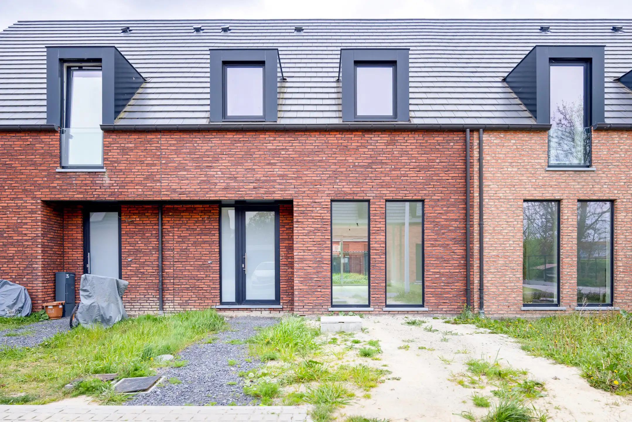 Halfopen woning met ruime tuin op rustige locatie foto 2