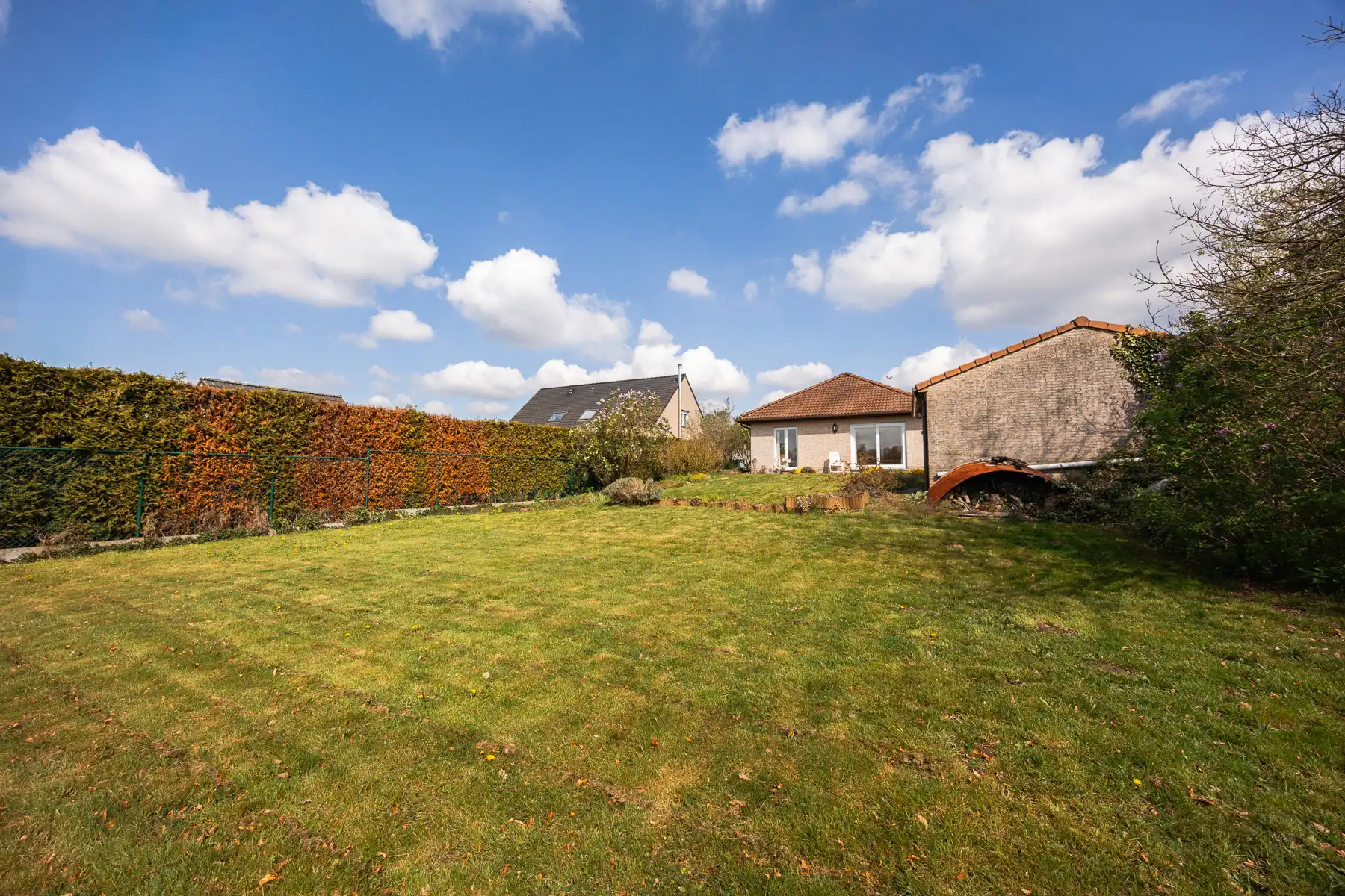 Gelijkvloerse open bebouwing met onderhoudsvriendelijke tuin foto 19