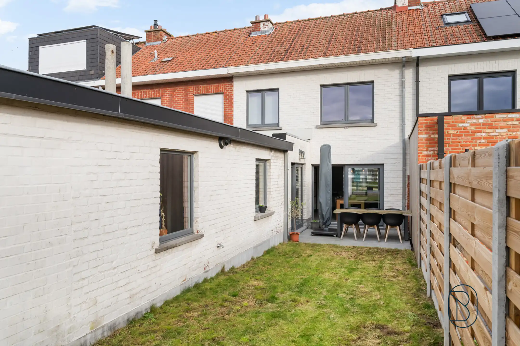 Volledig vernieuwde woning met 3 slk, garage en oprit foto 4