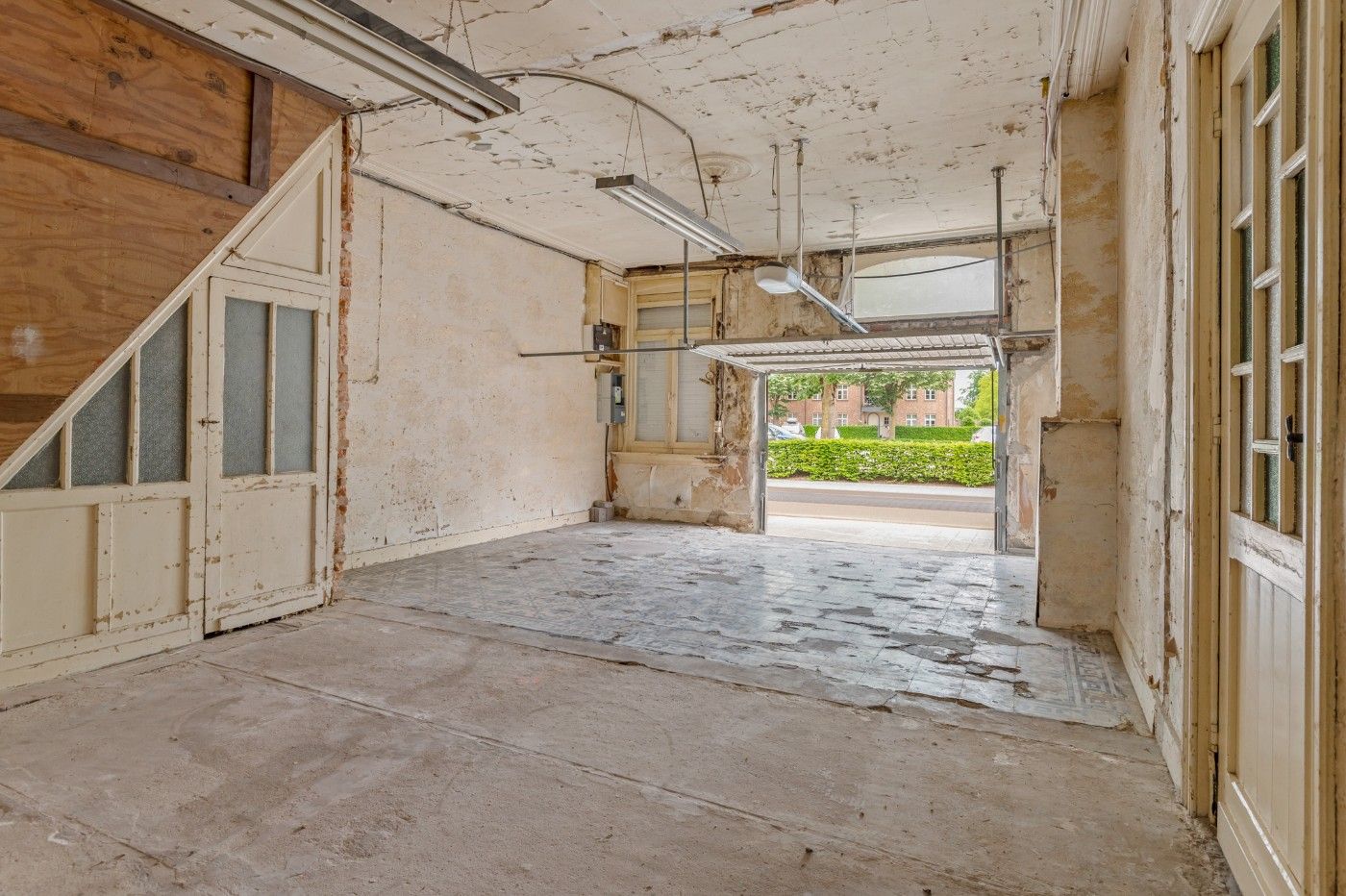 Karaktervolle, te renoveren woning met 4 slpk., garage en tuin foto 12