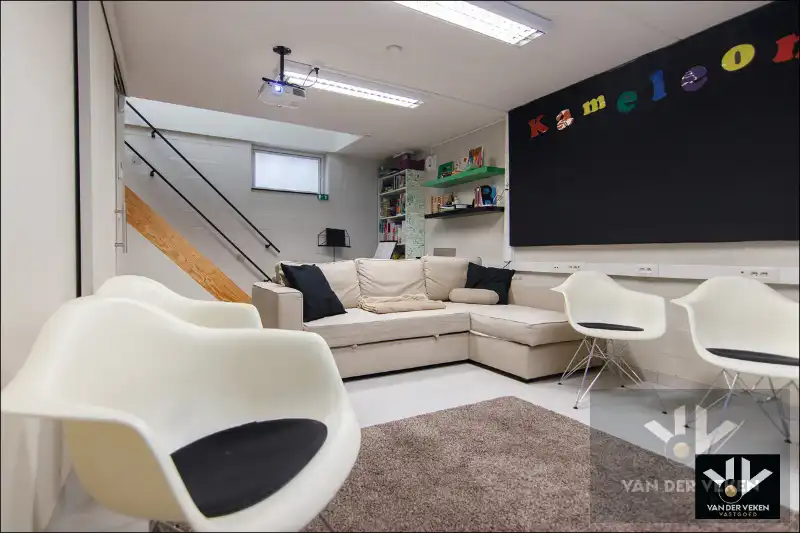 Knap afgewertet, energiezuinige, lichtrijke en ruime woning met vier slaapkamers en guesthouse/praktijkruimte met tal van mogelijkheden op centrale (maar toch bosrijke!) locatie te As foto 30