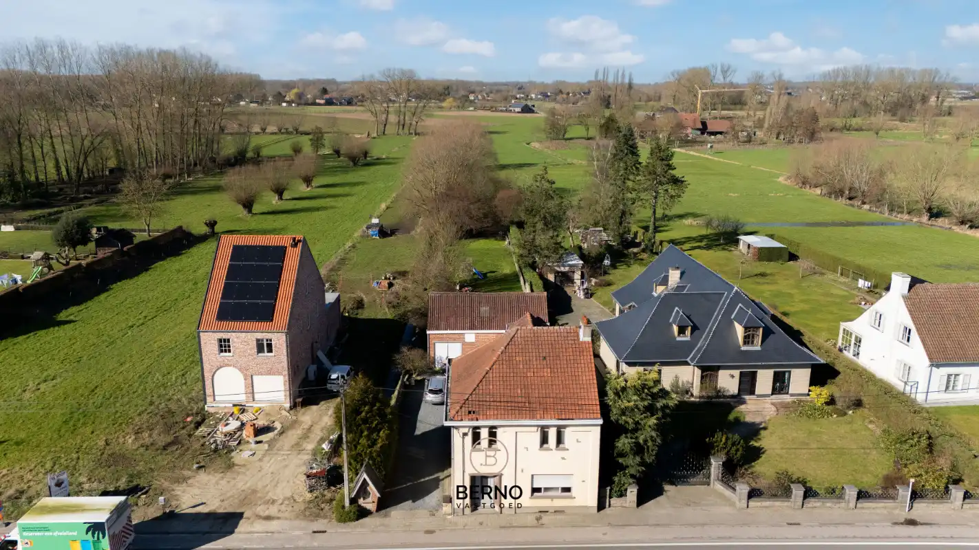 Te renoveren gezinswoning met uitgestrekte tuin en opslagplaats. foto 2