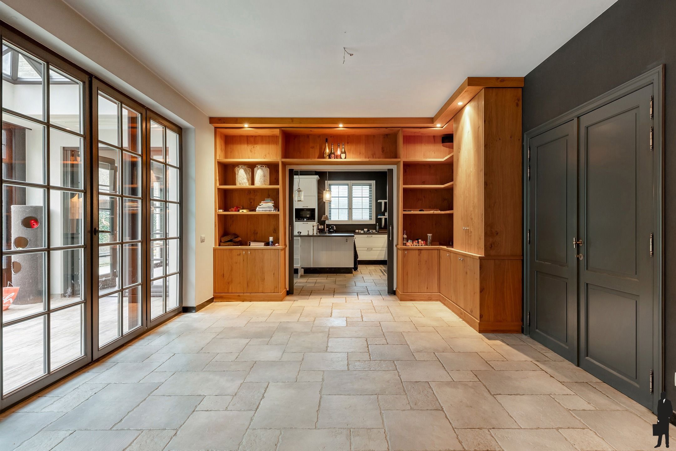 Grenzende aan bosgebied, sfeervolle villa op ca. 2.325m² foto 5