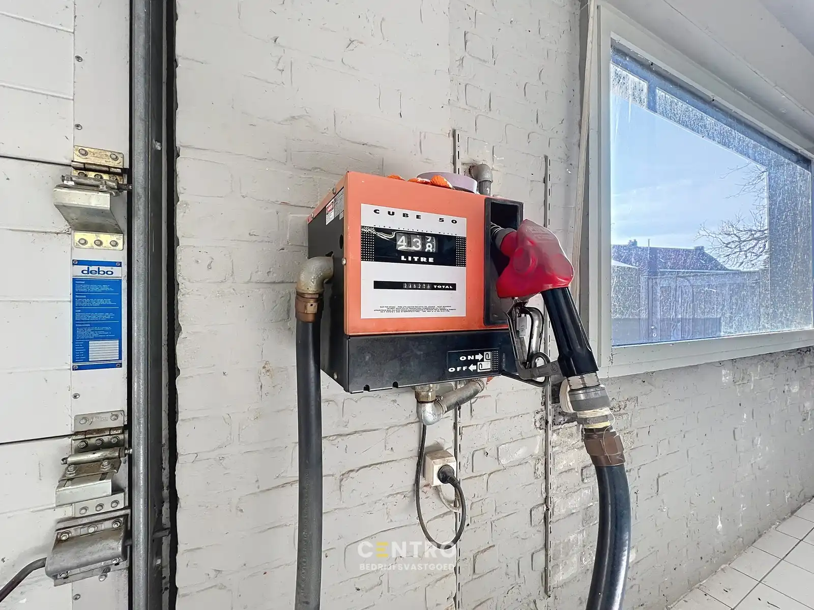 Magazijnen met kantoorgedeelte, garages én RUIM verhard buitenterrein, rustig gelegen in centrum Hooglede! foto 12