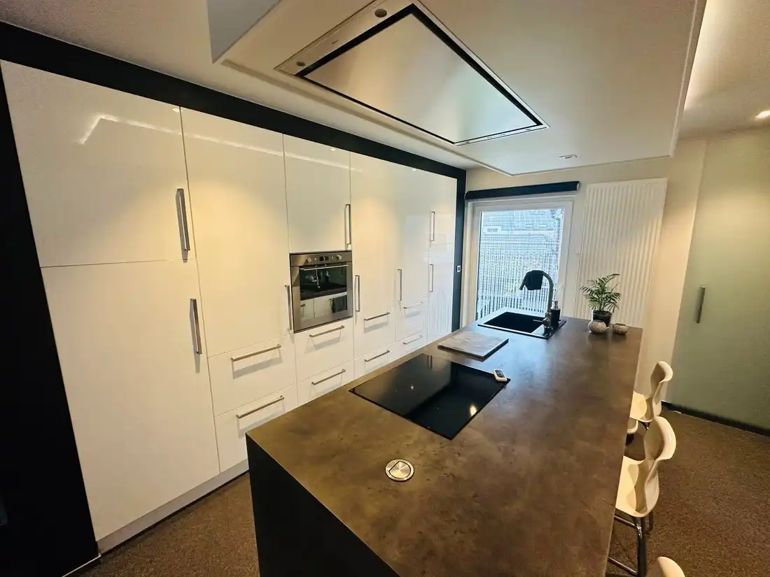 Stijlvol gerenoveerde woning op een strategische locatie foto 2