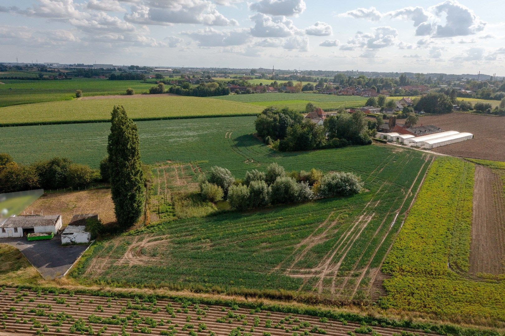 Bouwgrond omringd door groene velden foto 3