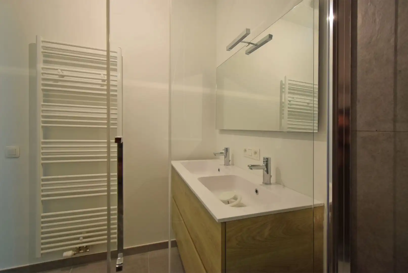 UNIEK INSTAPKLAAR GELIJKVLOERS APPARTEMENT IN EEN GROENE OMGEVING. foto 12