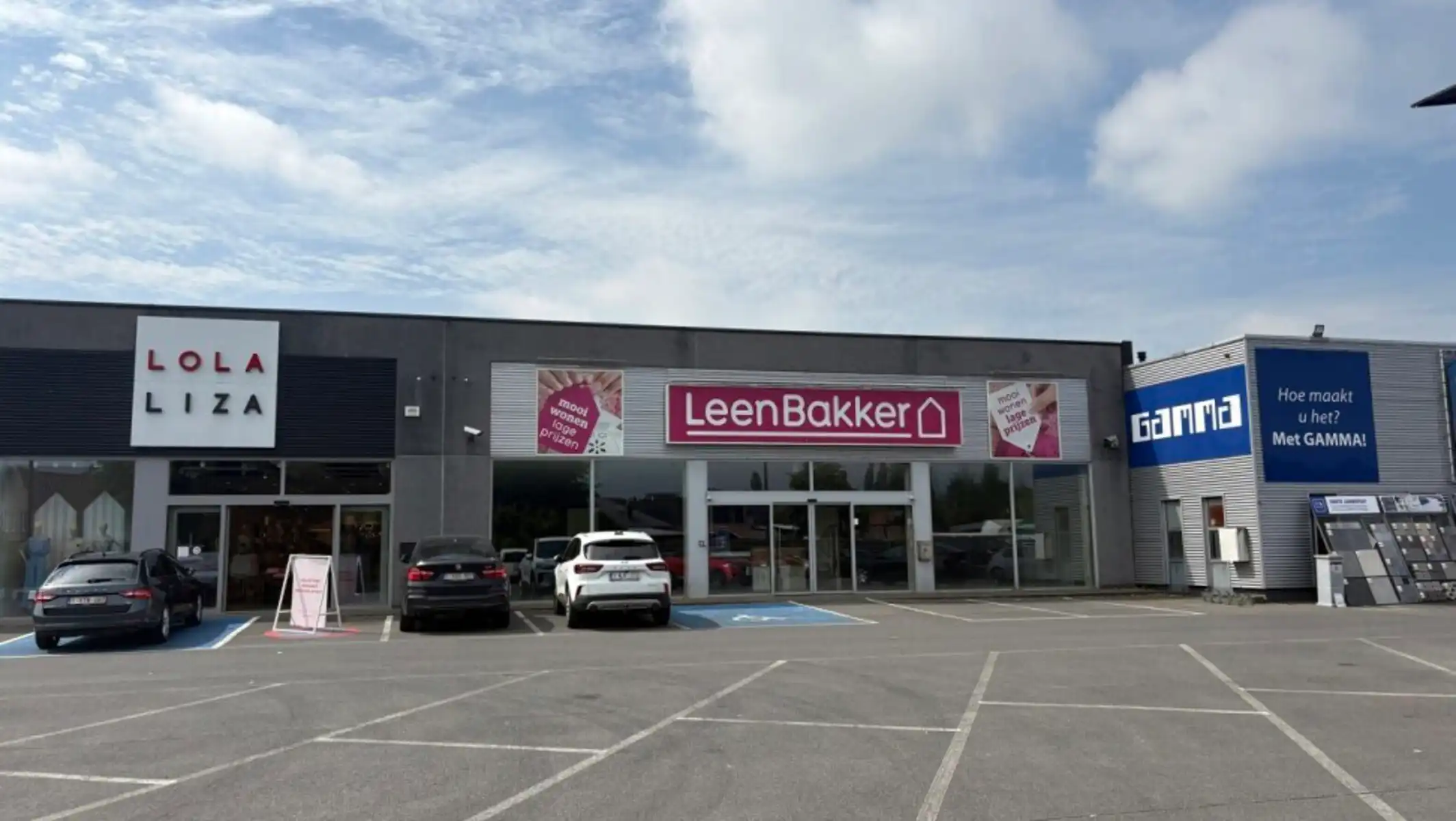 Handelspand van 1.214 m² te huur op retailpark in Lokeren foto {{pictureIndex}}