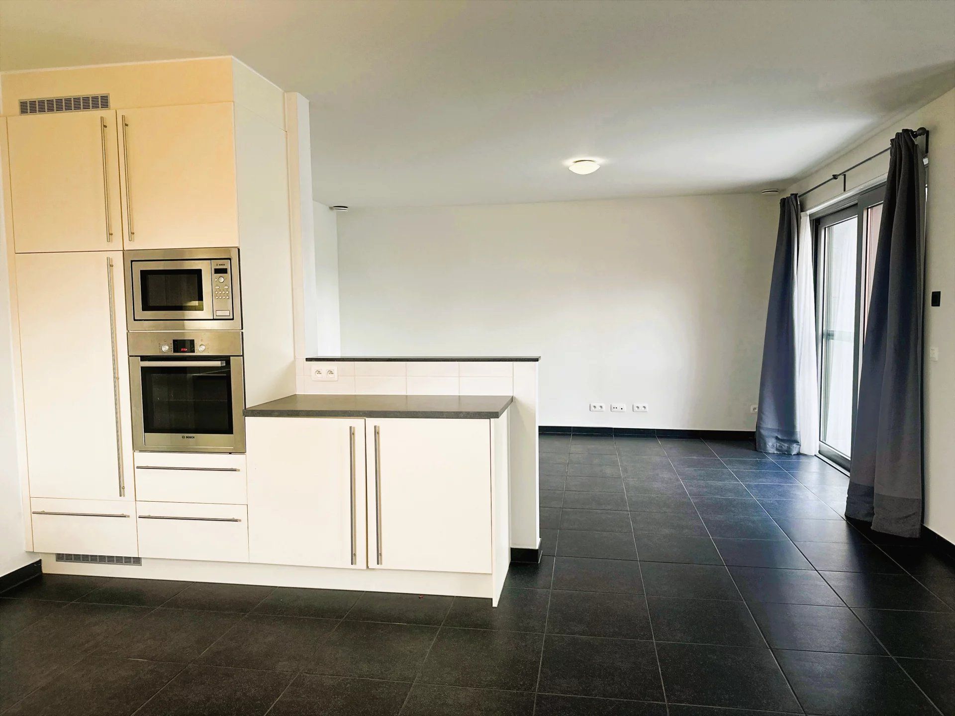 Zeer ruim instapklaar appartement met open uitzicht – 2 slpk – groot terras – garagebox + berging foto 7
