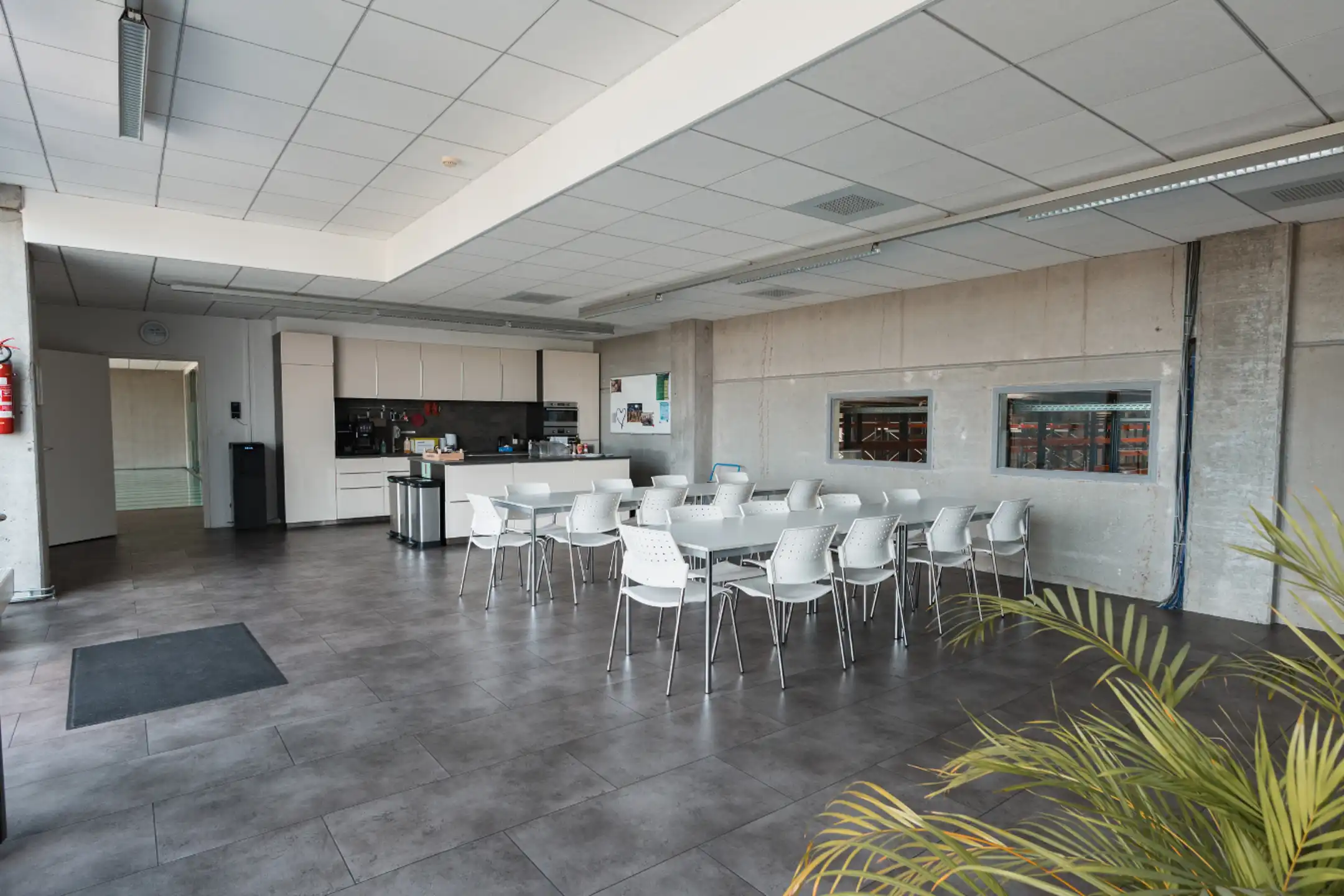 Modern bedrijfsgebouw langs E17 in Zwijndrecht foto 26