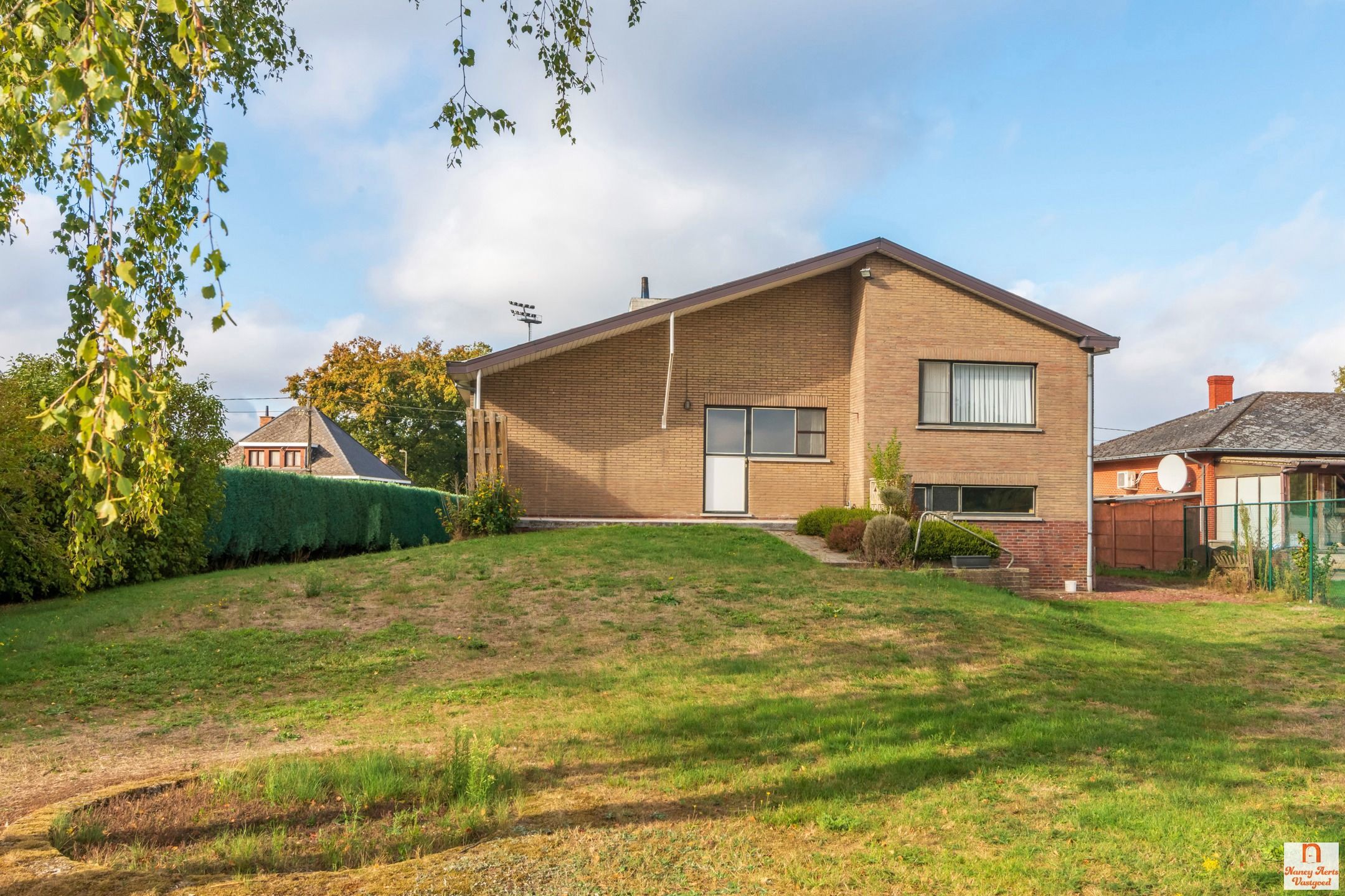 Split-level woning met grote tuin en vrij uitzicht foto 52