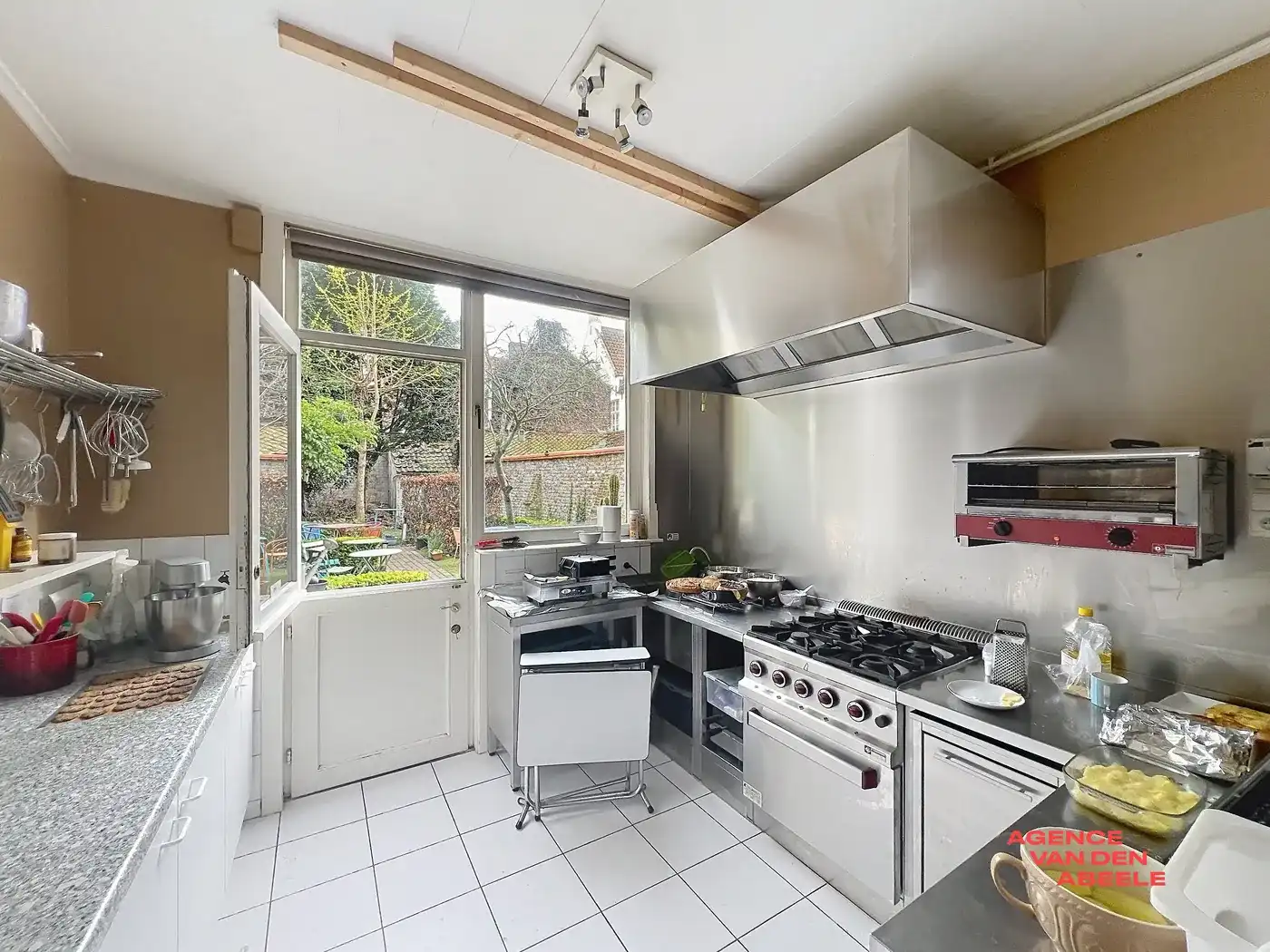 Centraal gelegen handelswoning met 4 slaapkamers en riante tuin  foto 8