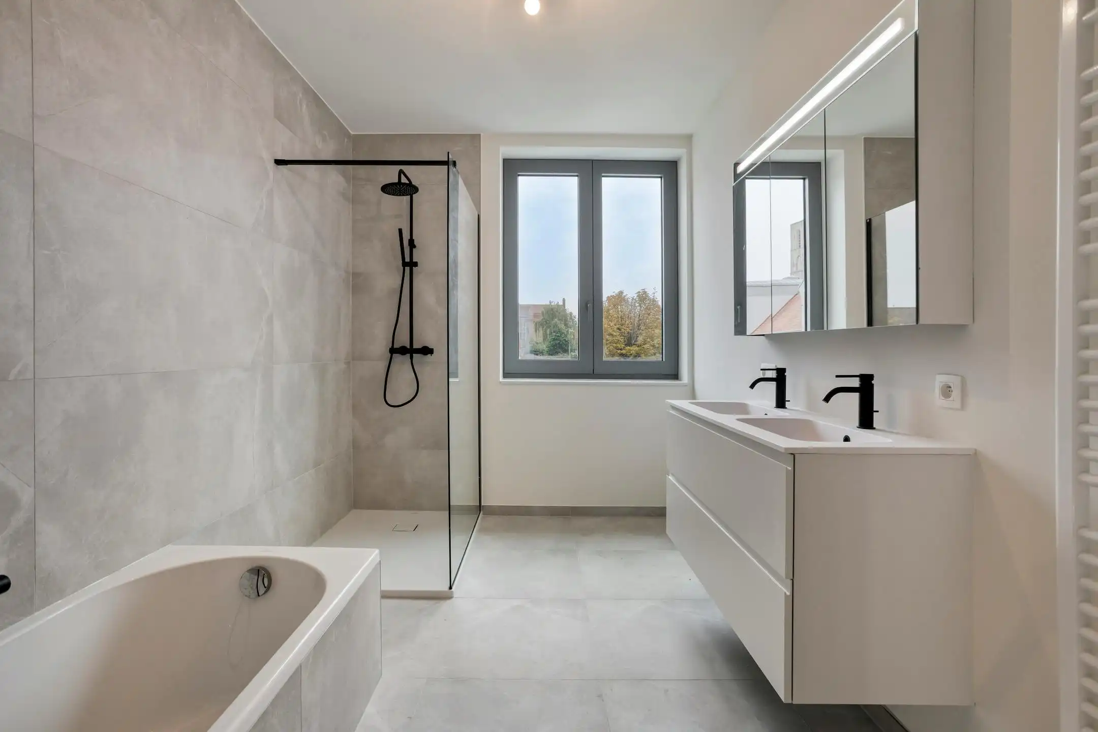 Stijlvol huis te centrum Brugge met 3 slaapkamers en garage foto 9