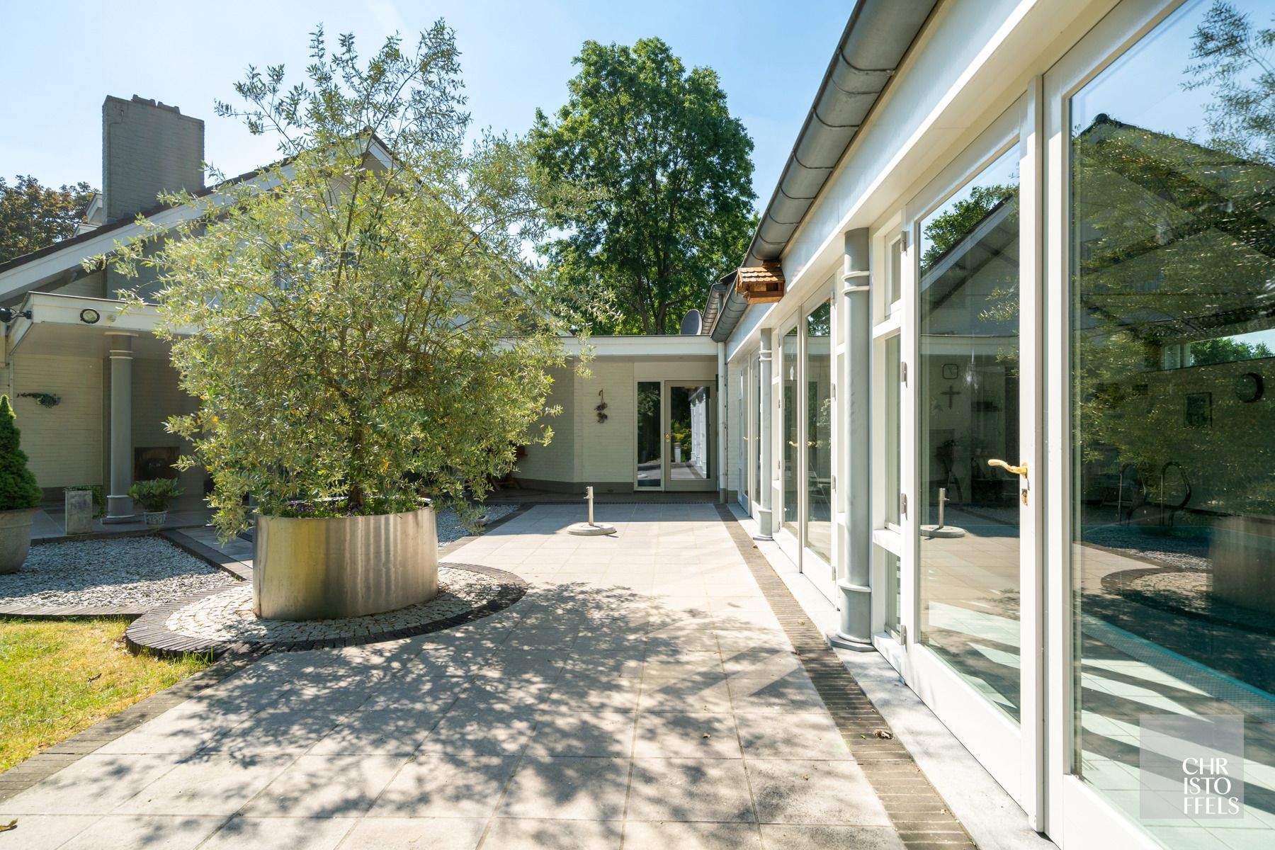 Villa met binnenzwembad gelegen in een geliefde villawijk op een perceel van 1.827m² foto 24