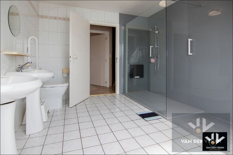 INSTAPKLARE GEZINSWONING IN KINDVRIENDELIJKE BUURT foto 21