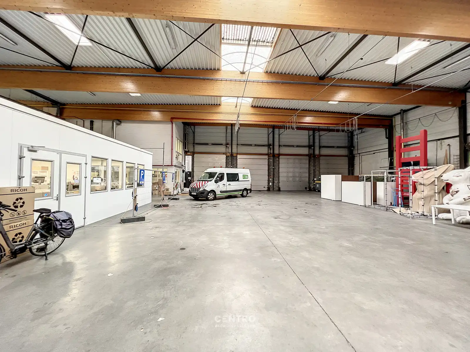 Opslagplaats  ( ± 2.700m²) met 4 sectionale poorten en VH van 7m te ROESELARE ! foto 2