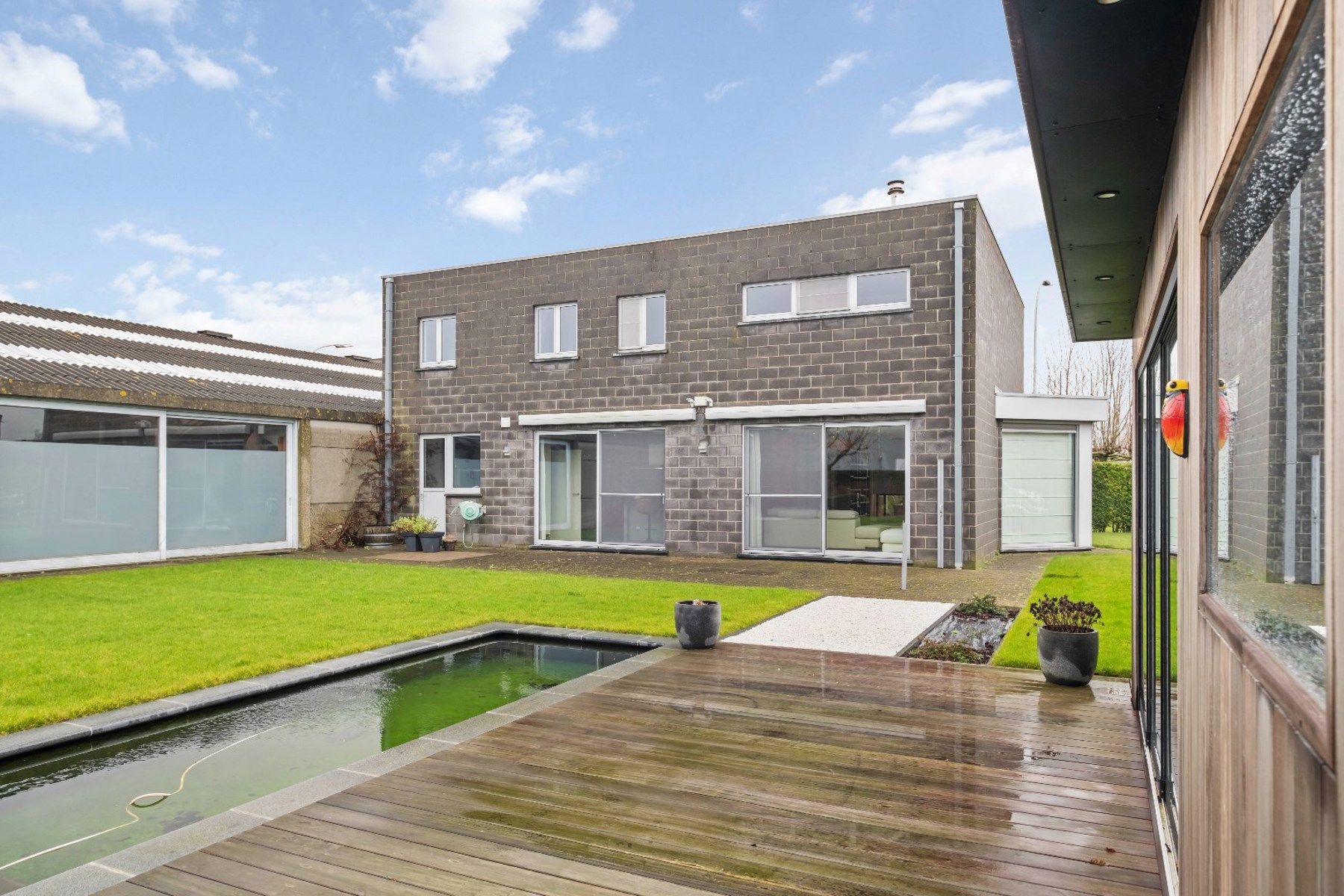 Ruime loods met aanpalende woning in Oostende. foto {{pictureIndex}}