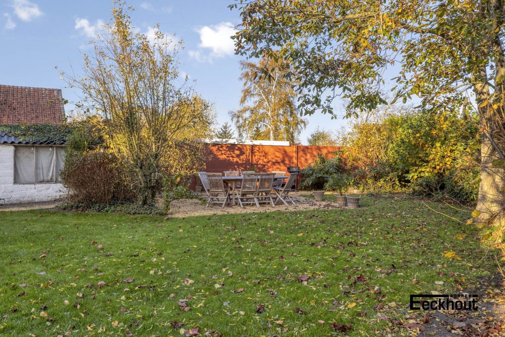 Ruime halfopen woning met prachtige aangelegde tuin en carport voor 2 wagens! foto 15