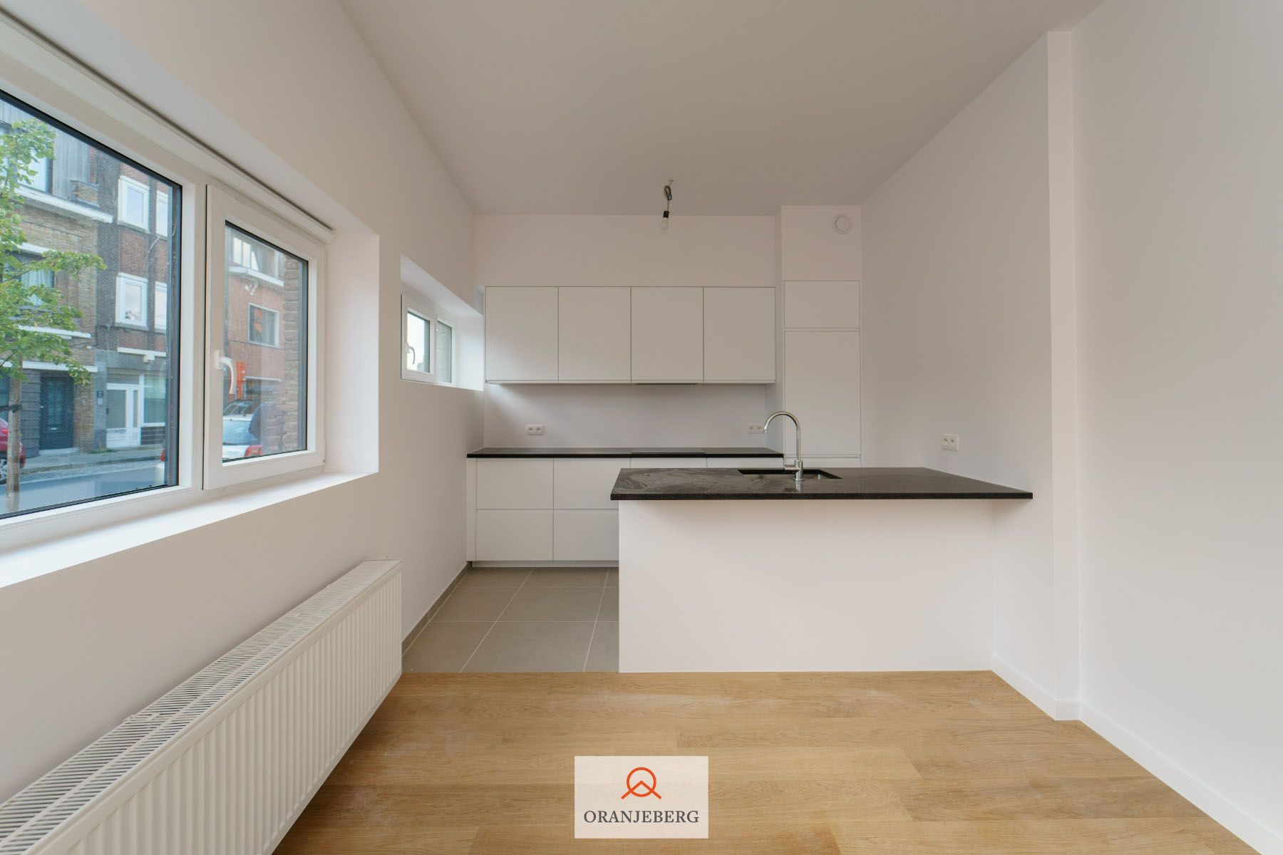 Gerenoveerd gelijkvloers appartement vlakbij station Gent-Sint-Pieters foto {{pictureIndex}}