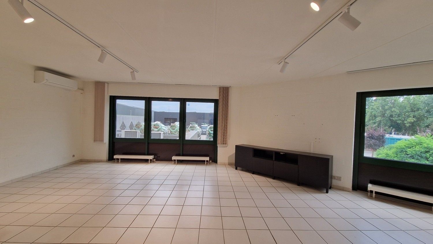 Kantoorruimtes met sanitair, kitchenette en parkeerplaatsen foto 13