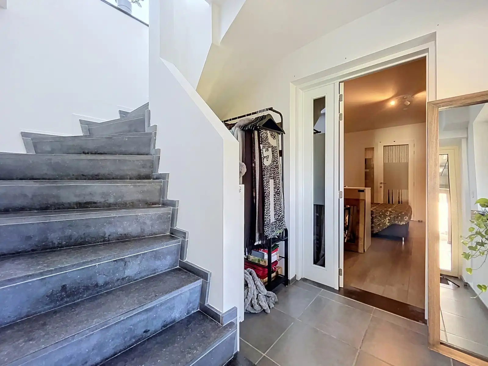 Instapklaar duplexappartement met ruim terras en parking! foto 5