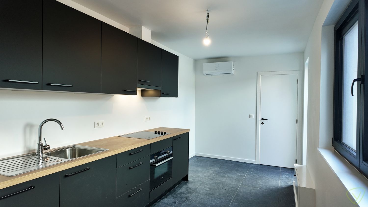 Kwaliteitsvol gerenoveerde en zeer energiezuinige woning vlakbij Veldekensbrug! foto 5