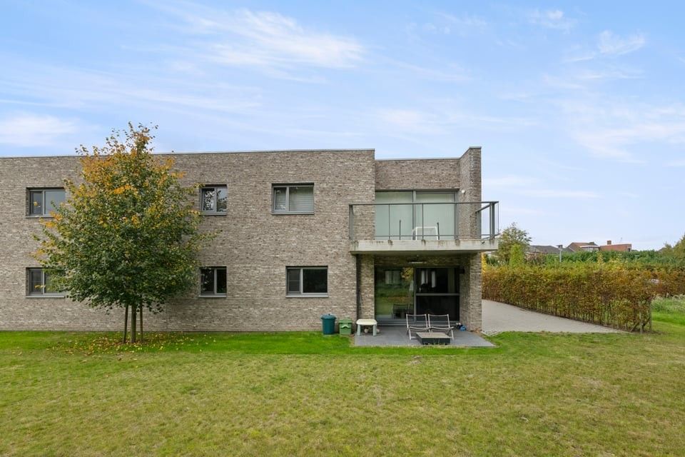 MODERN GELIJKVLOERS APPARTEMENT MET TERRAS EN STANPLAATS IN TONGEREN foto 24