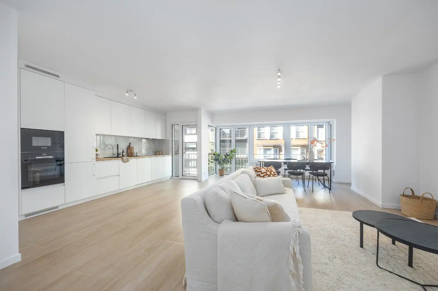 Gerenoveerd drie slaapkamer appartement foto {{pictureIndex}}