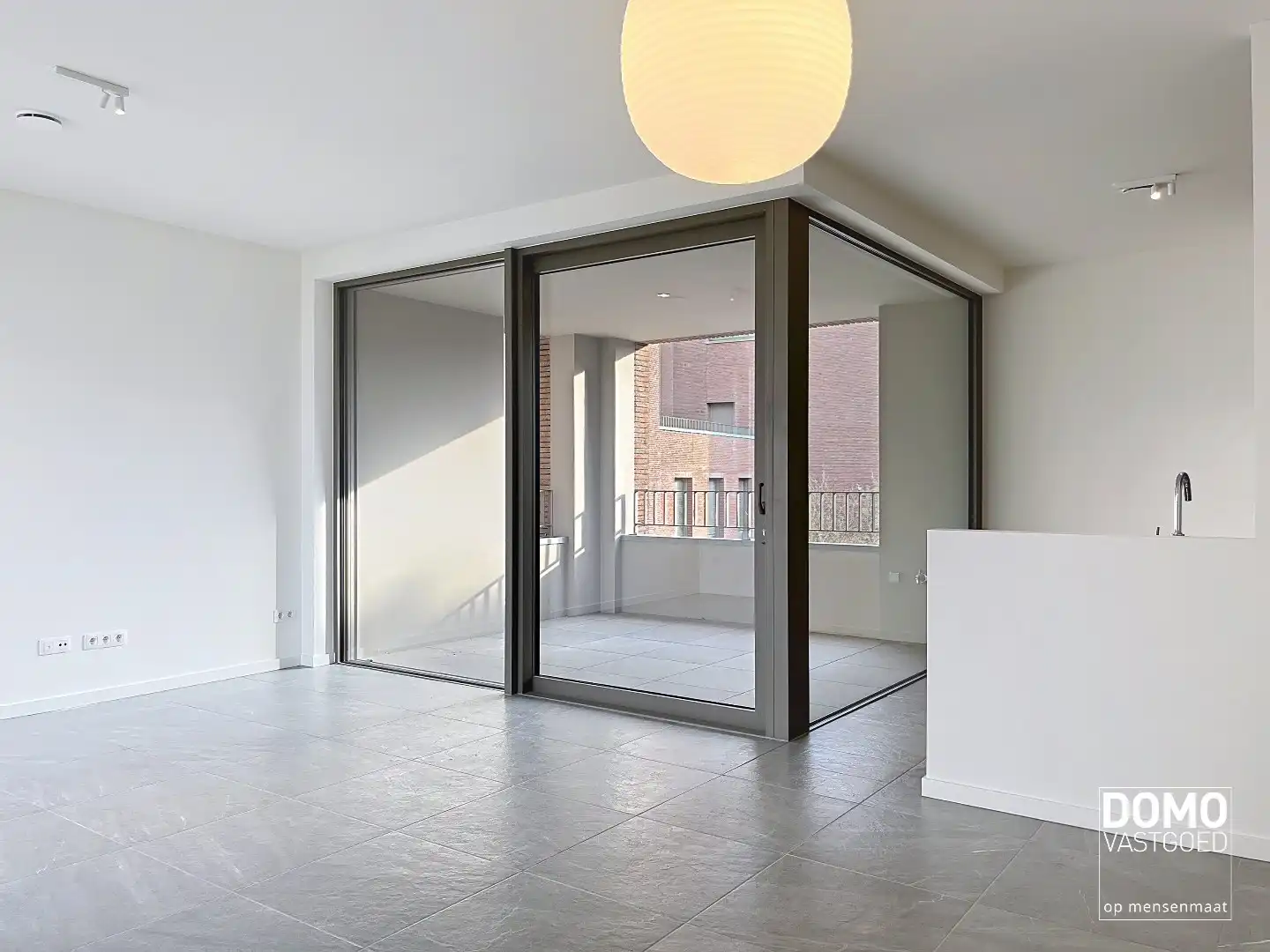 PRACHTIG APPARTEMENT MET ZONNIG TERRAS, 2 SLAAPKAMERS EN GARAGEBOX TE HUUR IN HET CENTRUM VAN HASSELT foto 2